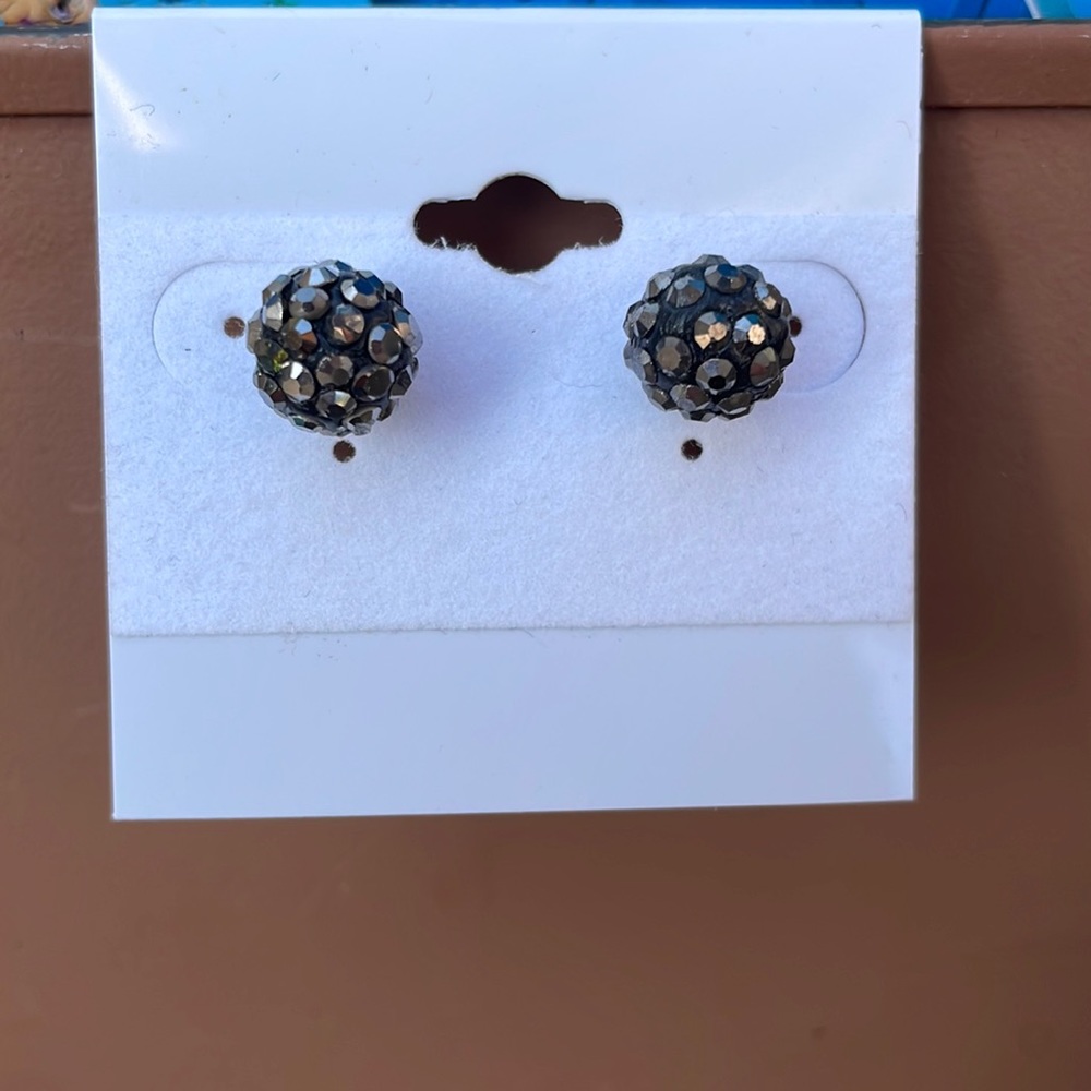 NWOT round Grey with rhinestone earrings